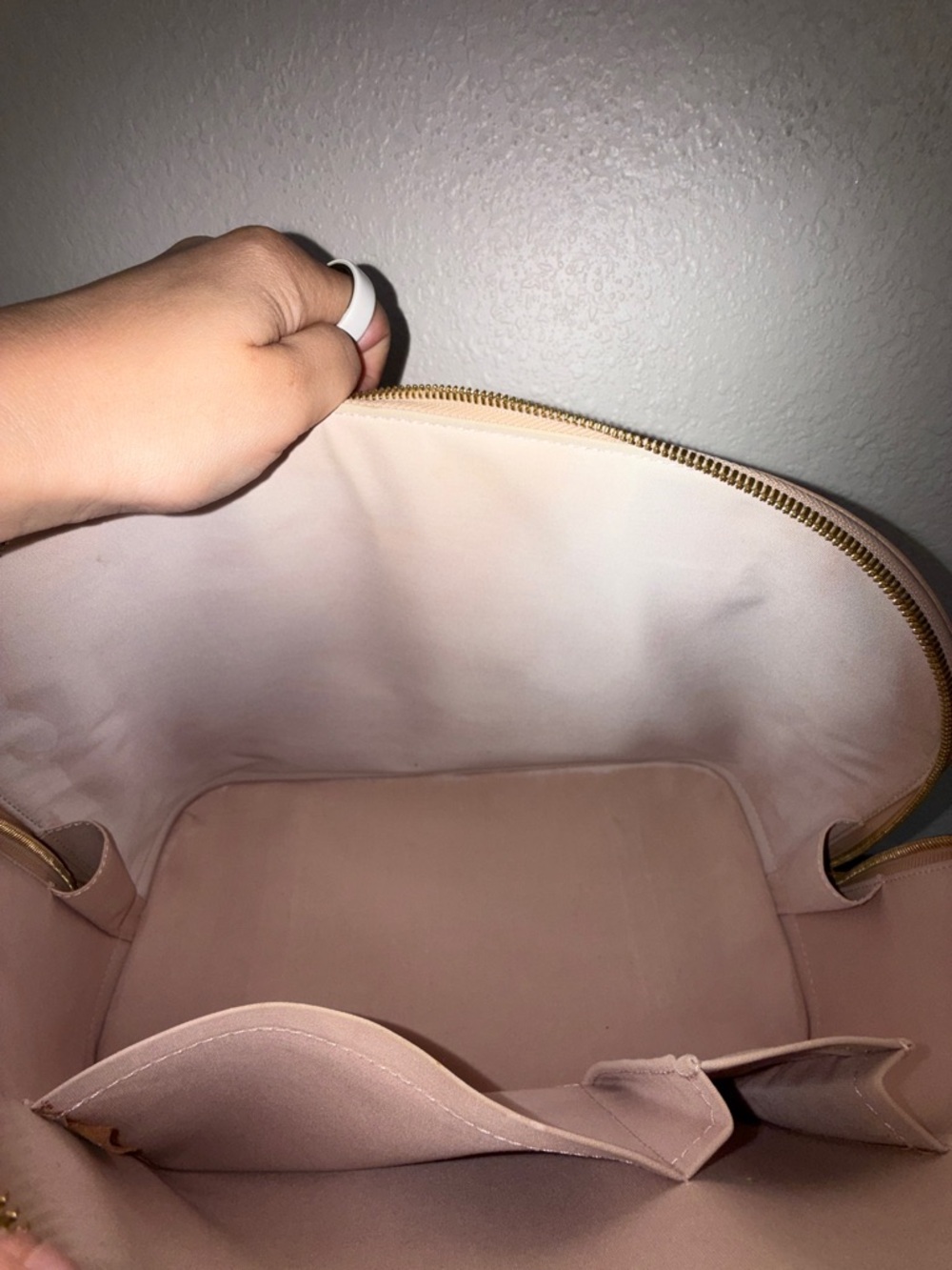 Louis Vuitton Vernis Alma GM Patent Leather bag in Beige - Picture 8 of 13